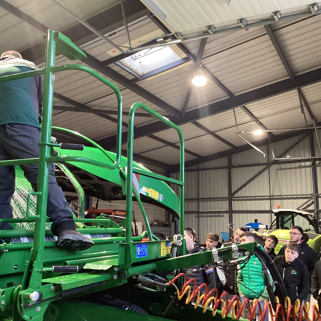 Les étudiants en BTS agroéquipement et CQP découvrent le combiné d’enrubannage McHale lors d’une présentation technique à l’ISSAT Redon.
