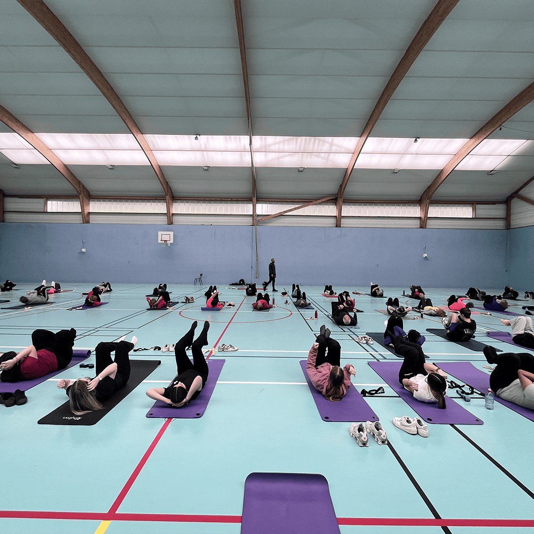 Élèves Terminale SAPAT ISSAT Redon animant une séance de gym douce à Saint-Perreux