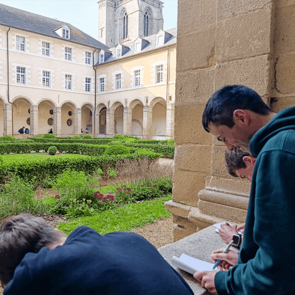 Élèves Terminale Bac Pro Aménagements Paysagers ISSAT Redon dessinant le jardin médiéval du Cloître Saint-Sauveur