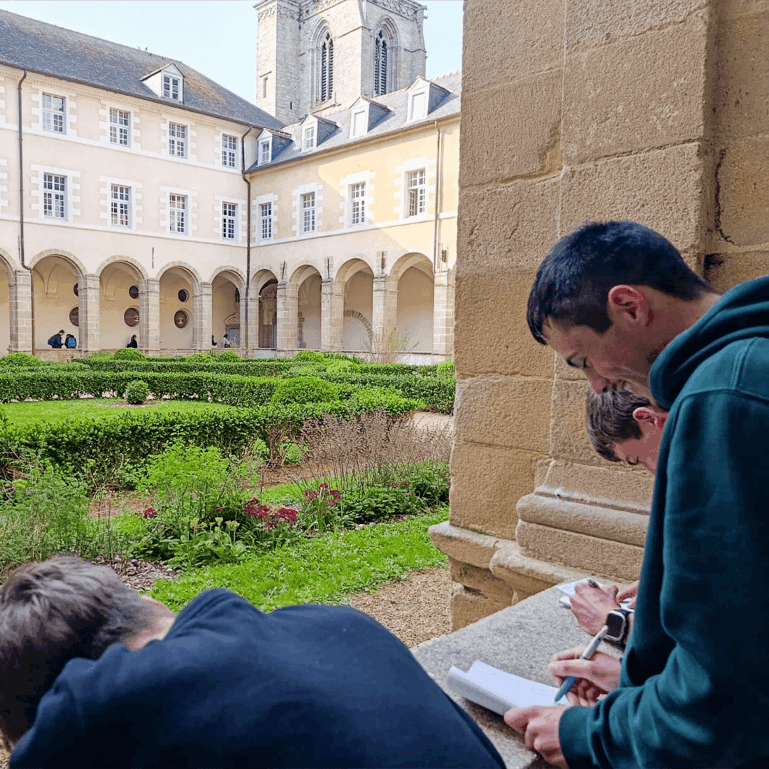 Élèves Terminale Bac Pro Aménagements Paysagers ISSAT Redon dessinant le jardin médiéval du Cloître Saint-Sauveur