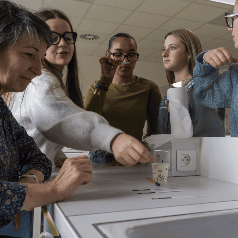 Étudiants en BTS réalisant un TP d’analyse sensorielle dans un lycée agricole en Bretagne