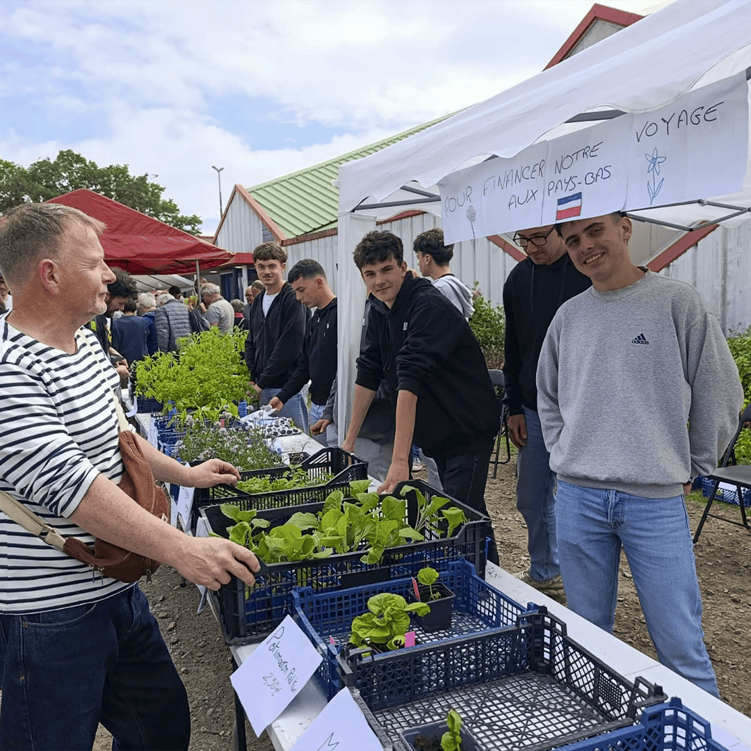 Élèves Bac Pro Aménagements Paysagers Bretagne vendant des plants potagers à Allaire