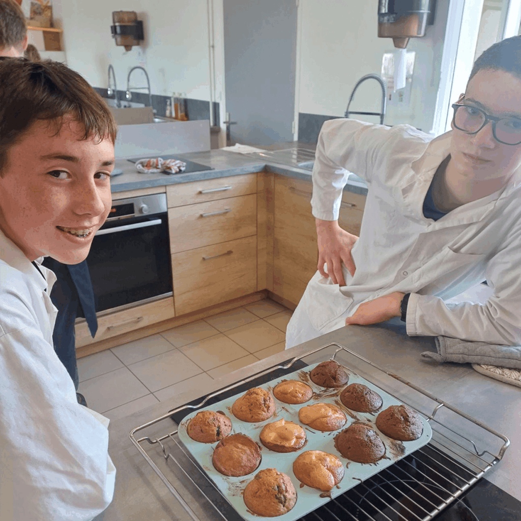 Élèves de 4ème agricole ISSAT Redon en Bretagne réalisant des muffins en atelier cuisine