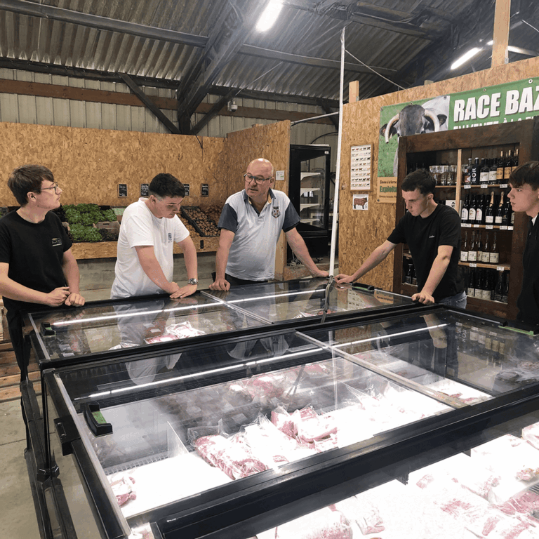 Agriculteur échangeant avec les élèves de BP REA lors d’une visite de ferme