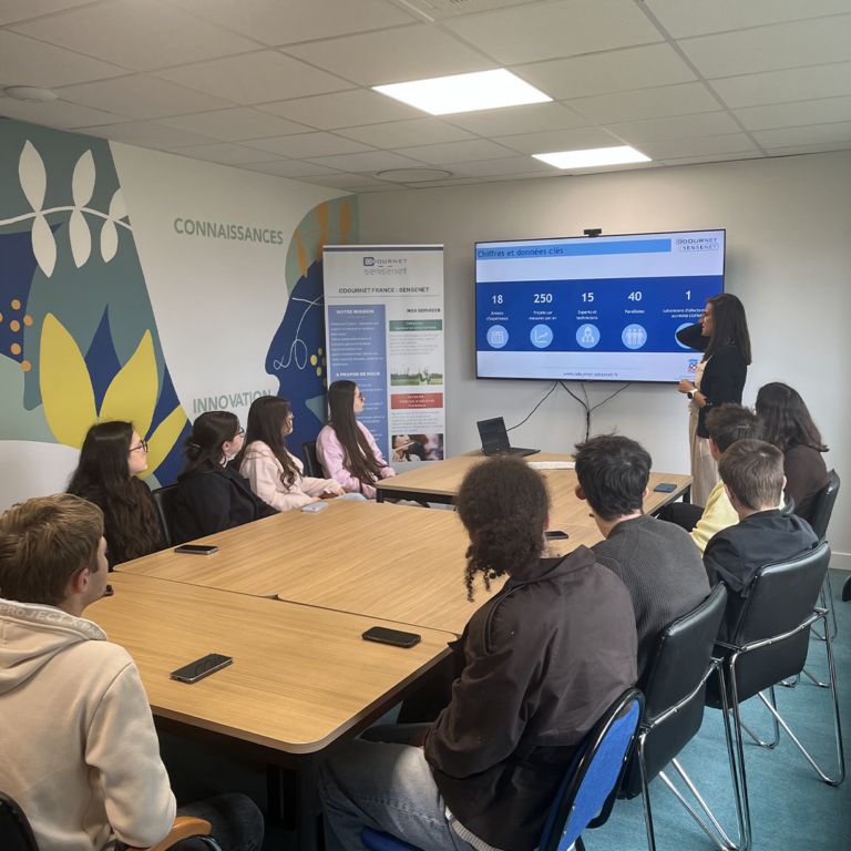 Étudiants BTS ANABIOTEC échangeant avec des professionnels du laboratoire