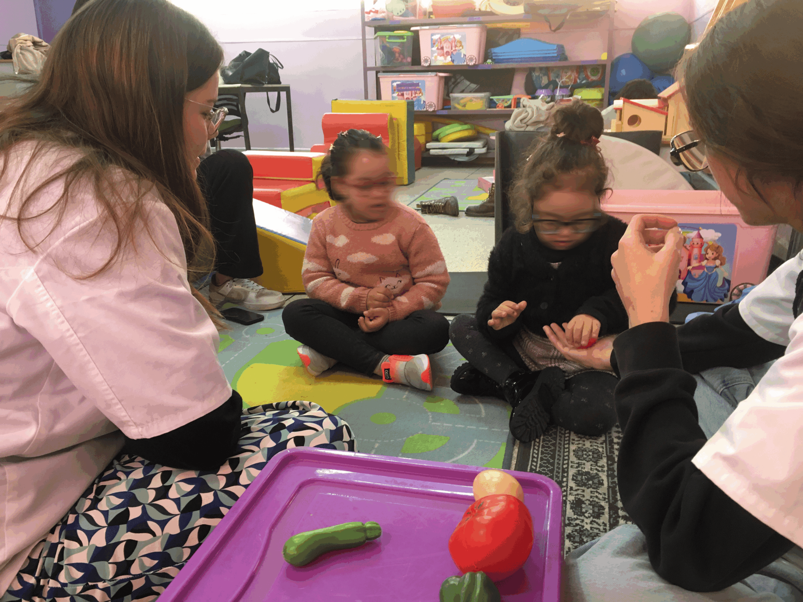 Ninon et Sophie en plein stage professionnel à Marrakech auprès d’enfants atteints de trisomie