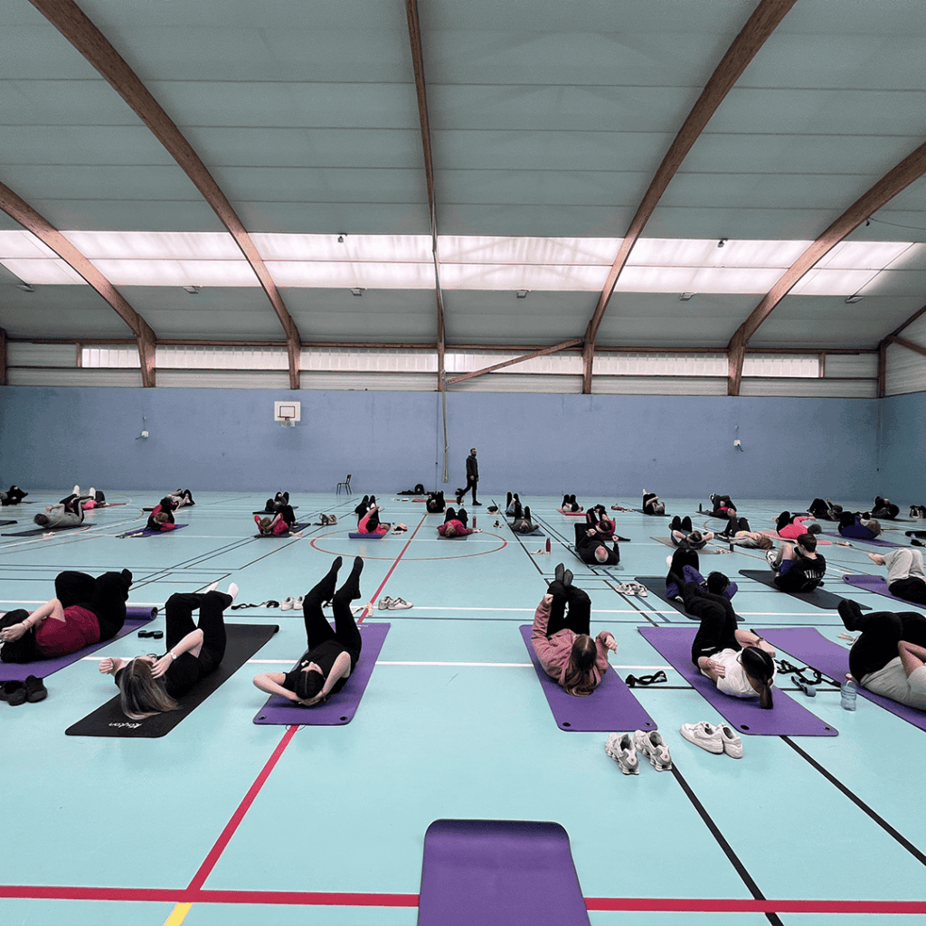 Élèves Terminale SAPAT ISSAT Redon animant une séance de gym douce à Saint-Perreux