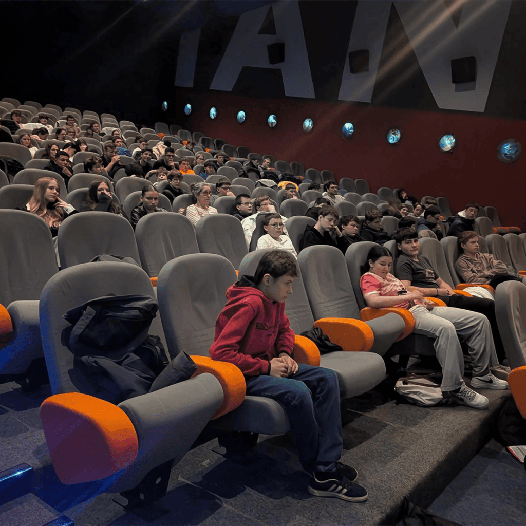Élèves en formation agricole Bretagne assistant à la projection du film La Guerre des prix au Cinémanivel