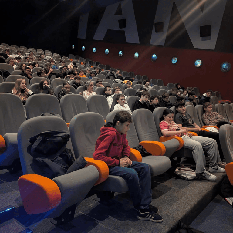 Élèves en formation agricole Bretagne assistant à la projection du film La Guerre des prix au Cinémanivel