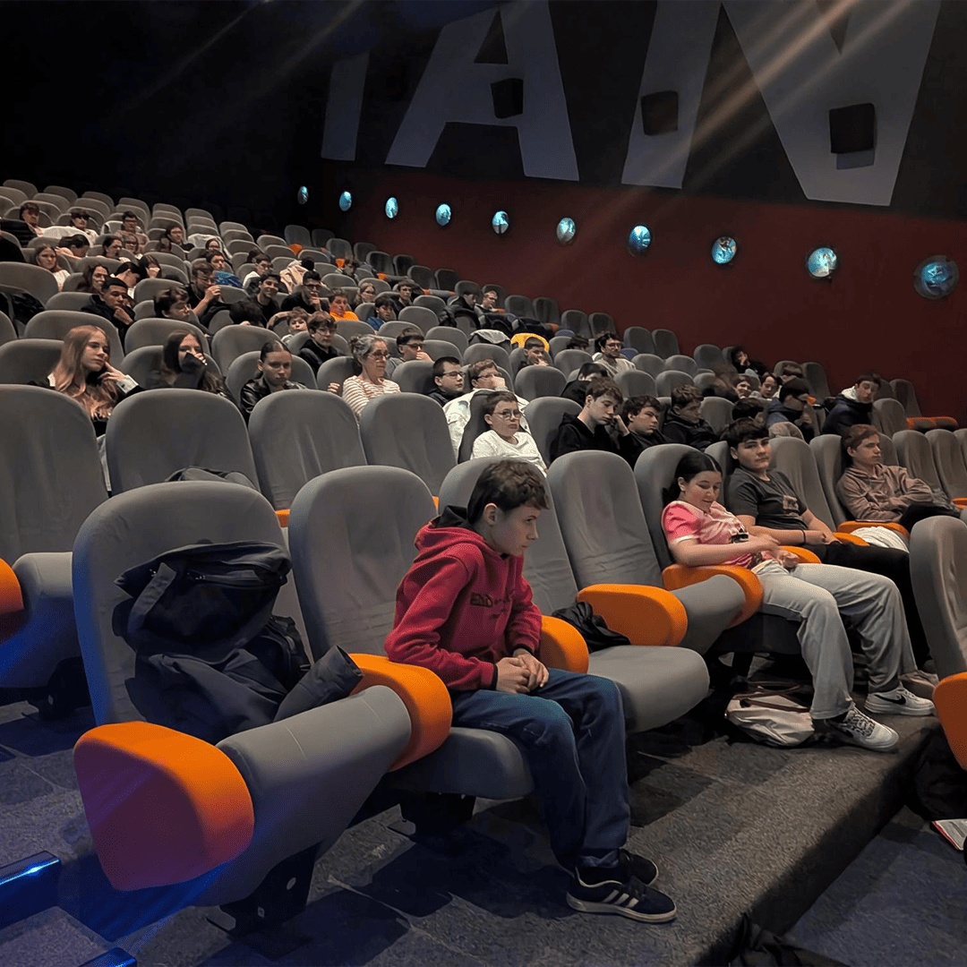 Élèves en formation agricole Bretagne assistant à la projection du film La Guerre des prix au Cinémanivel