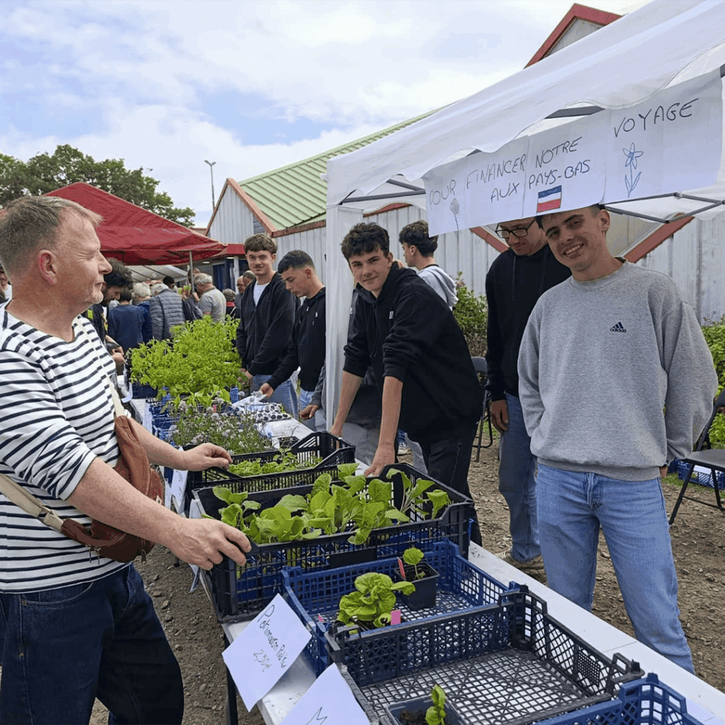 Élèves Bac Pro Aménagements Paysagers Bretagne vendant des plants potagers à Allaire