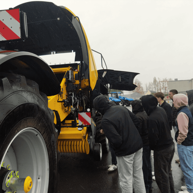 Étudiants BTS GDEA ISSAT Redon découvrant une presse New Holland