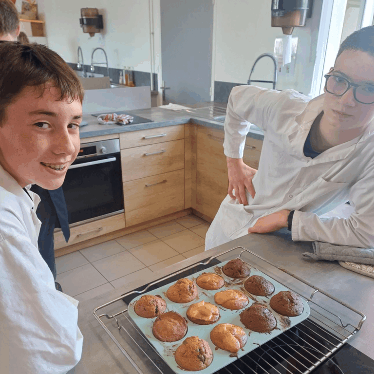 Élèves de 4ème agricole ISSAT Redon en Bretagne réalisant des muffins en atelier cuisine
