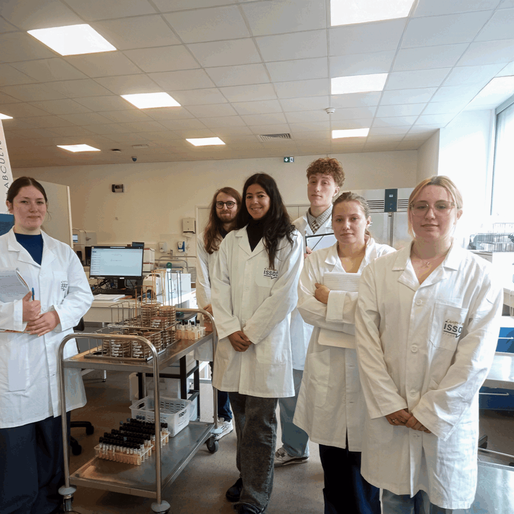 Étudiants BTS Anabiotec ISSAT laboratoire microbiologie médicale Nantes