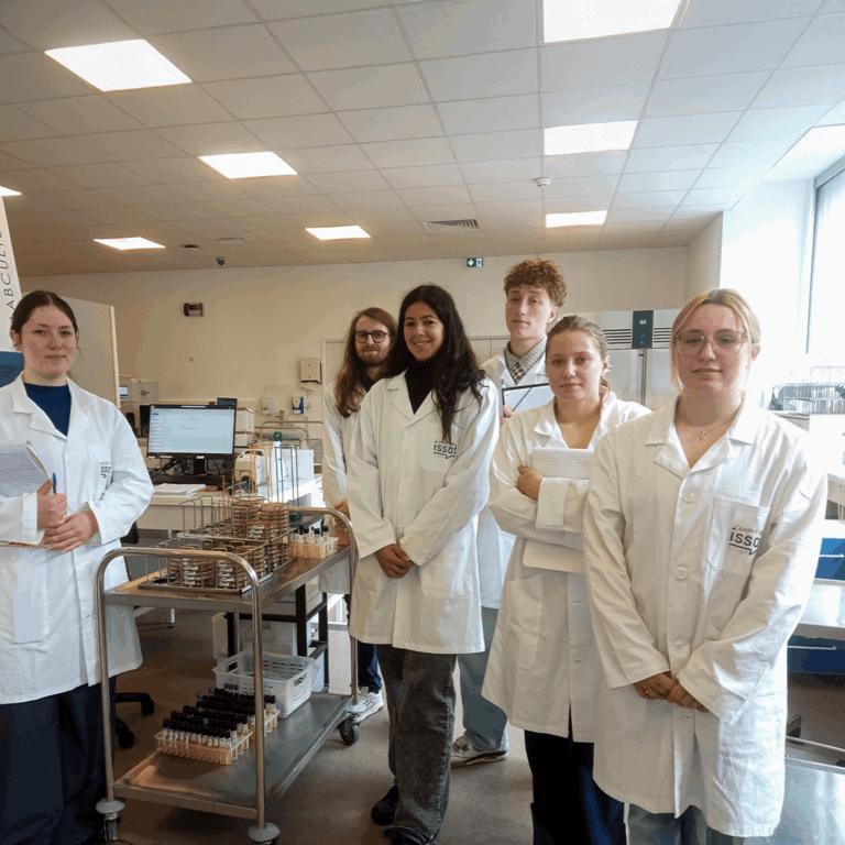 Étudiants BTS Anabiotec ISSAT laboratoire microbiologie médicale Nantes