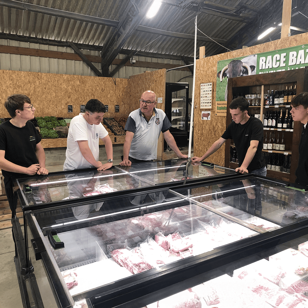 Agriculteur échangeant avec les élèves de BP REA lors d’une visite de ferme