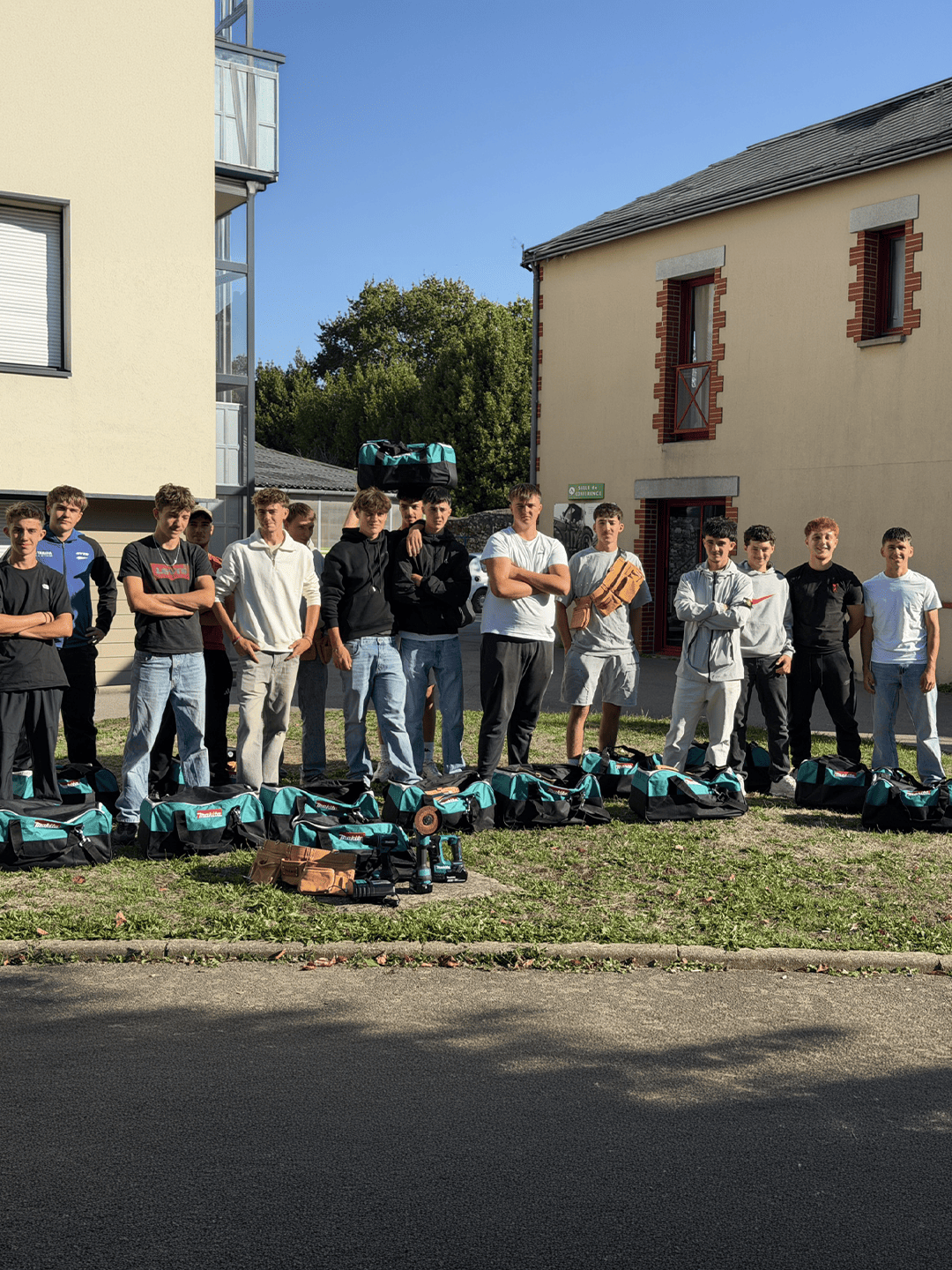Apprentis en BP Aménagements Paysagers lors de la remise de leur premier équipement professionnel.